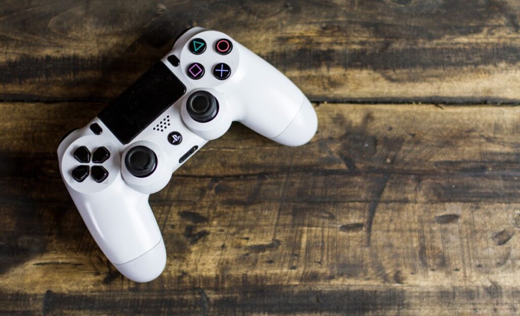 Videospiele aus dem Refurbishment für den Stapel, der nie kleiner wird Controller und Videospielhüllen nebeneinander