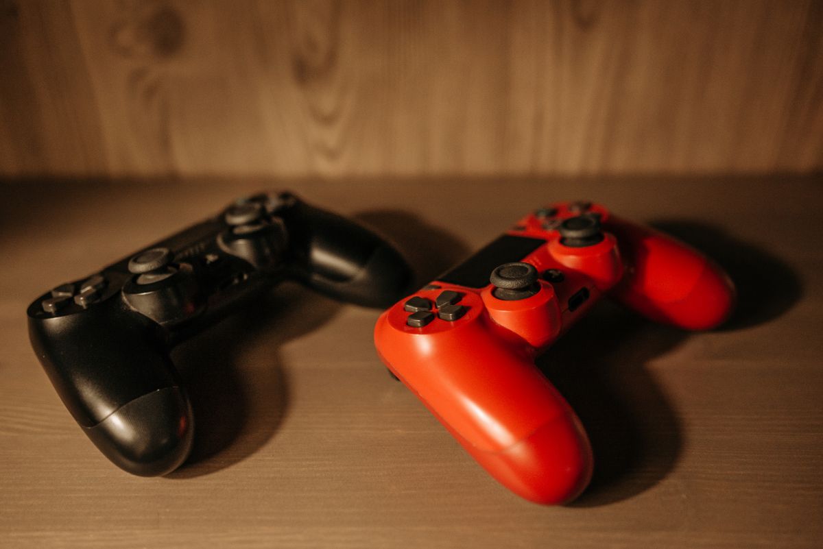 Gebrauchte Spielmodule und Hüllen auf einem Tisch