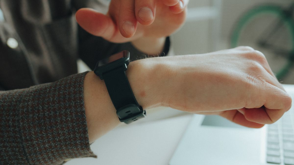 Smartwatch am Handgelenk mit sichtbarem Zifferblatt