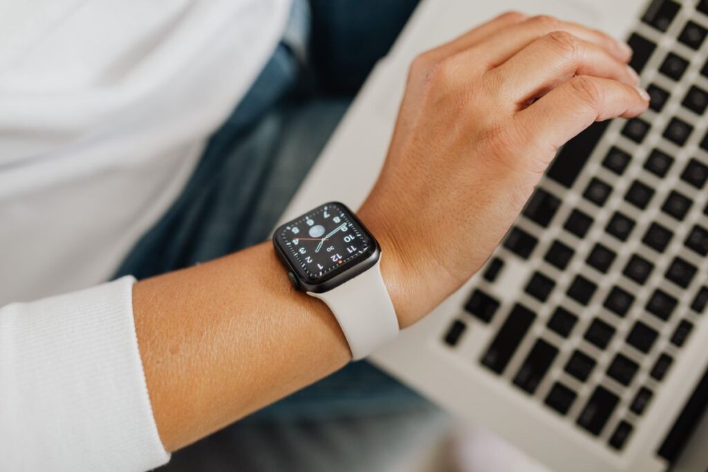 Smartwatches aus dem Refurbishment für Training, Schlaf und den Alltag Smartwatch mit schwarzem Armband auf einer hellen Fläche